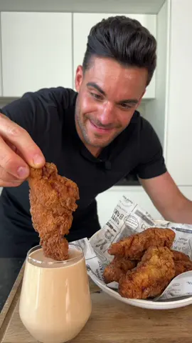 Unglaublich leckeres Fried Chicken 😍😋 Leute ihr könnt euch nicht vorstellen, wie unglaublich lecker das geschmeckt hat 😋 Das müsst ihr unbedingt Nachmachen 😍 Zutaten:  - Chicken Stripes  - 240 ml Milch  - 2 Eier  - 1 Prise  Salz  - 1 EL Puderzucker  Zum panieren: - 200g Mehl  - 50g Maismehl  - 1 EL Puderzucker  - 1 EL Paprikapulver  - 1 prise Salz  - 1 EL weißer Pfeffer  Für die Sauce:  - 150g Joghurt  - 2 EL Barbecue - 2 EL Honig  - 2 EL Senf  Zubereitung:  Gebt zuerst in eine Schüssel die Zutaten für die Marinade. Danach gebt ihr das Hähnchen darein und lasst es darin kurz ruhen ☺️. Dann mischt ihr alle Zutaten für die Panade in einer Schüssel zusammen. Jetzt wird der unglaublich leckere Dip zubereitet 😋 Zuerst kommt der Joghurt, dann die Barbecue Sauce und der Honig 🍯 und zum Schluss der Senf. Dann wird alles gut verrührt und fertig ist die Sauce. Als Nächstes paniert ihr das Hähnchen und bratet es solange an, bis es goldbraun ist 😍  Guten Appetit 🤤  #teamzarrellaskitchen #unglaublichschnell #unglaublichlecker 