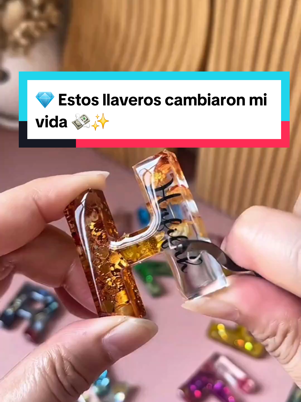 ✨️ Llaveros en resina ✨️ Hacer estos llaveros en resina me han sacado de las deudas 💸✨ La resina es una opción increíble si buscas emprender en algo creativo y rentable. 🎨 En nuestro curso te enseñamos paso a paso a trabajar con resina y crear todo tipo de accesorios. Si quieres inscribirte o recibir más información, ingresa al enlace en mi perfil 🔗 #LlaverosEnResina #ResinaCreativa #EmprendeConResina #NegocioRentable #AccesoriosEnResina 