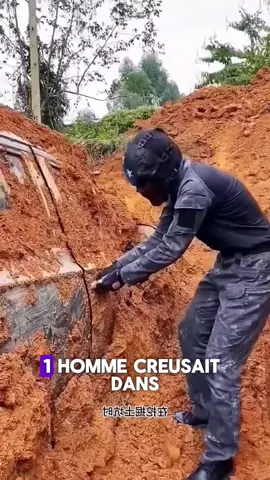 Un homme a découvert une voiture enterrée... #histoire #voiture #enterrée #trésorenterré #excavatrice 