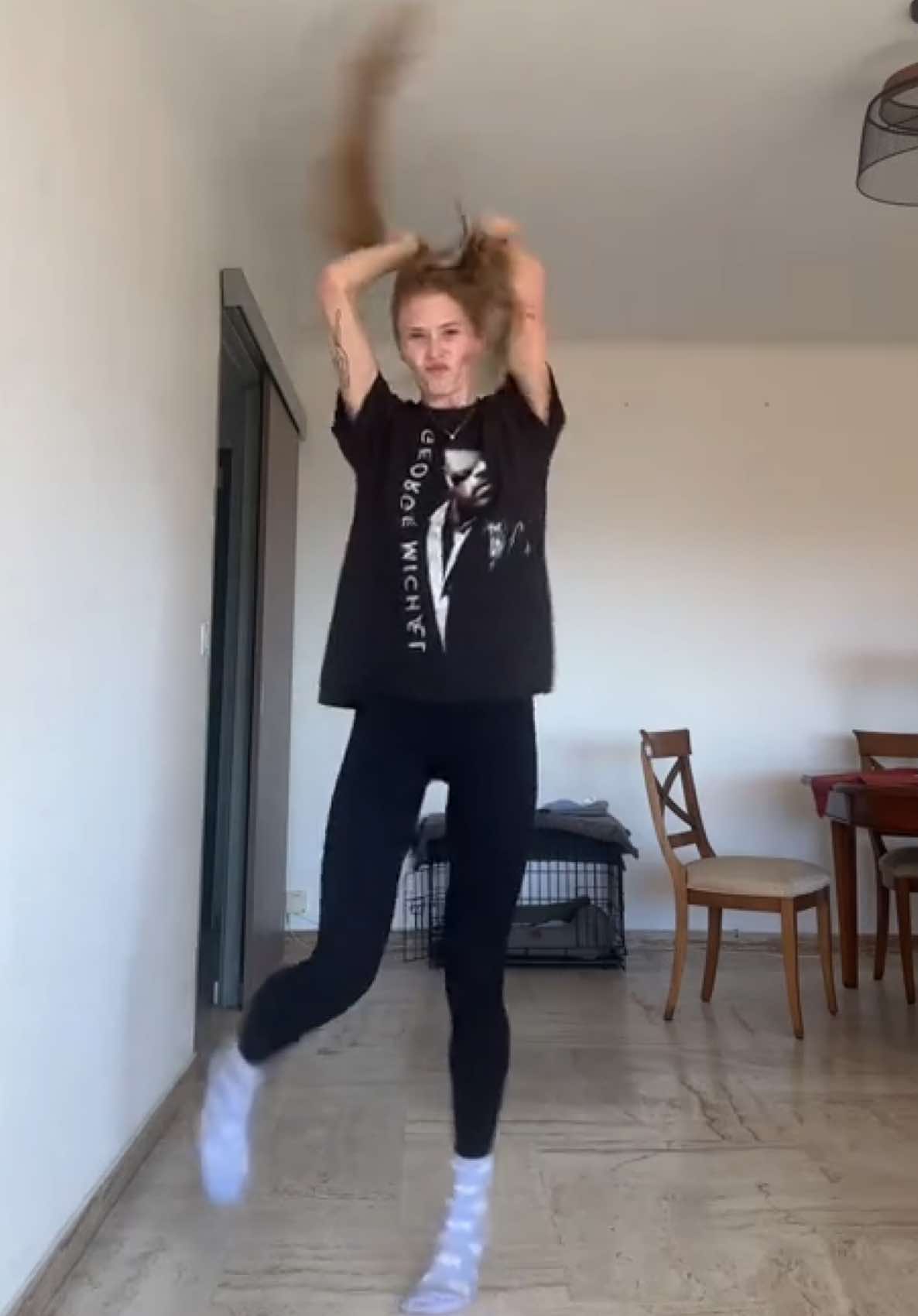 you never know what’s someone doing in their home… #hair #dracula #tameimpala #foryou #dance 