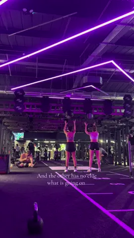 👩🏽‍🤝‍👩🏼