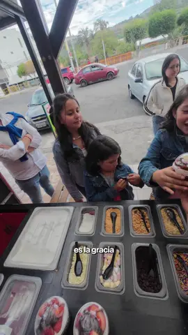 Fresas con chocolate para las hermanas que parecen gemelas #frutireex #emprendimiento #fresasconchocolate #postres 