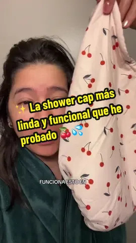 Este Kit Satin Lined Flexi Shower Cap con diseño de cherries 🍒 es una verdadera joya 😍✨ No solo se ve hermoso, sino que protege tu cabello, ya sea abundante o poco, gracias a su interior satinado que evita el frizz y mantiene la suavidad. ¡No se cae, no aprieta y se siente increíble! 💆‍♀️💖 Yo simplemente lo amo 💋 #ReseñaReal #ShowerCap #CabelloCuidado #BeautyFinds #TikTokMadeMeBuyIt 