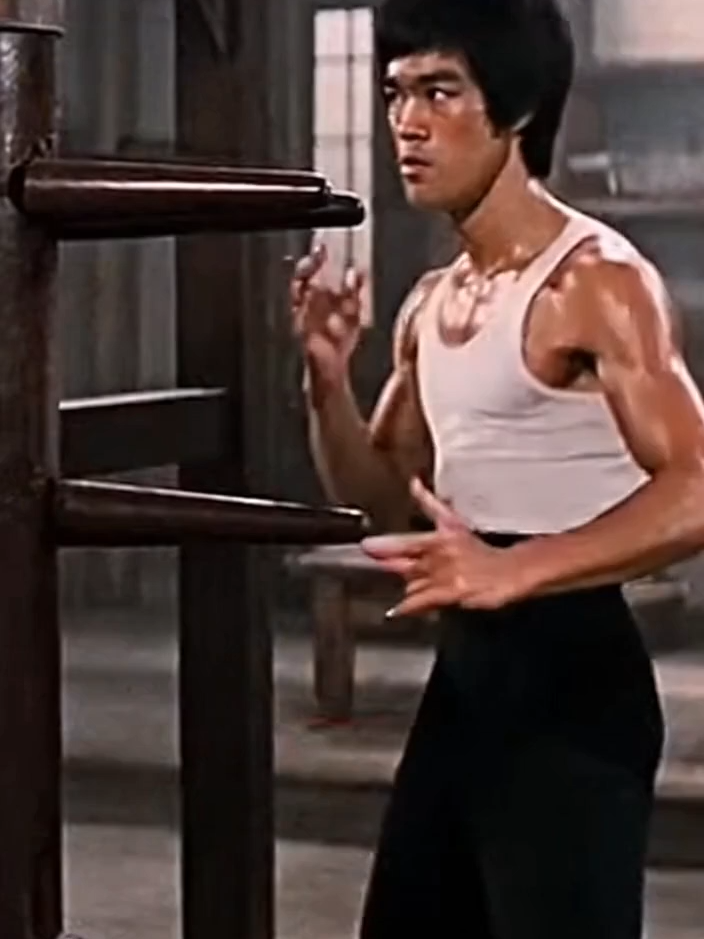 Bruce Lee breaking Wing Chun wooden dummy