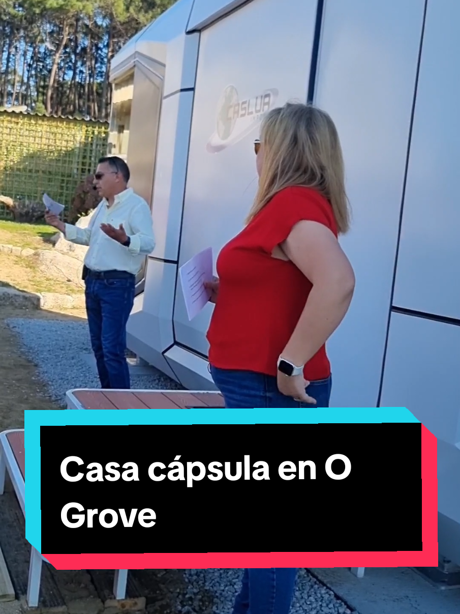 Caslua presenta una de sus casas cápsula importadas de China en O Grove Cuenta con 38 metros cuadrados, con dormitorio, baño con jacuzzi, cocina y una terraza abierta. Un sistema domótico controla varios de los sistemas de la casa a través la voz. Su precio base es de 73.000 euros 📹 M.Irago