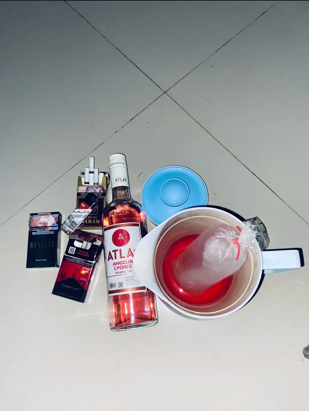 cara membuat seblak ceker Bahan-bahan: 10 buah cabai merah keriting 6 buah cabai rawit merah 3 siung bawang putih 1 buah kemiri 6 siung bawang merah 1 ruas kelingking kencur Kerupuk oren secukupnya. Minyak goreng 1 sdm cabai bubuk Daun bawang Garam dan kaldu jamur Cara membuat: Rebus ceker sampai empuk dan kenyal. Lalu, sembari menunggu ceker empuk, panaskan minyak untuk menumis. Kemudian, tumis bumbu halus sampai harum Setelah harum dan berubah warna, tambah cabai bubuk. Tumis hingga bau langunya menghilang. Berikutnya, tambahkan sedikit air rebusan ceker. Masukan kerupuk oren, rebus sampai kenyal dan matang. Setelah matang, masukan ceker dan tambahkan garam dan kaldu jamur. Koreksi rasa. Terakhir, taburi daun bawang. Matikan api. Seblak ceker siap kamu santap selagi hangat. #fyp #lewatberanda #atlas #foryoupagе #foruyou 