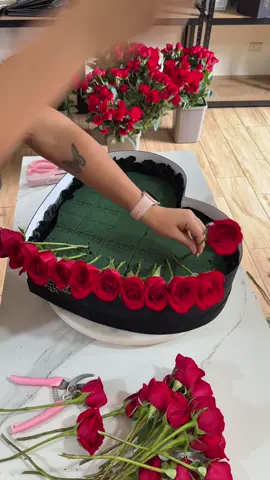 Eres mi persona favorita en cada lugar, en cada hora, en cada versión de este universo.  #paradedicar #paratii #rosas #arreglosflorales #corazonderosas