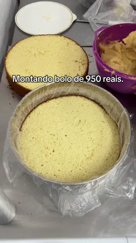 Montando bolo de 950 reais  . . . #bolodecasamento #bolo #montandobolo #prensandobolo #confeitaria 