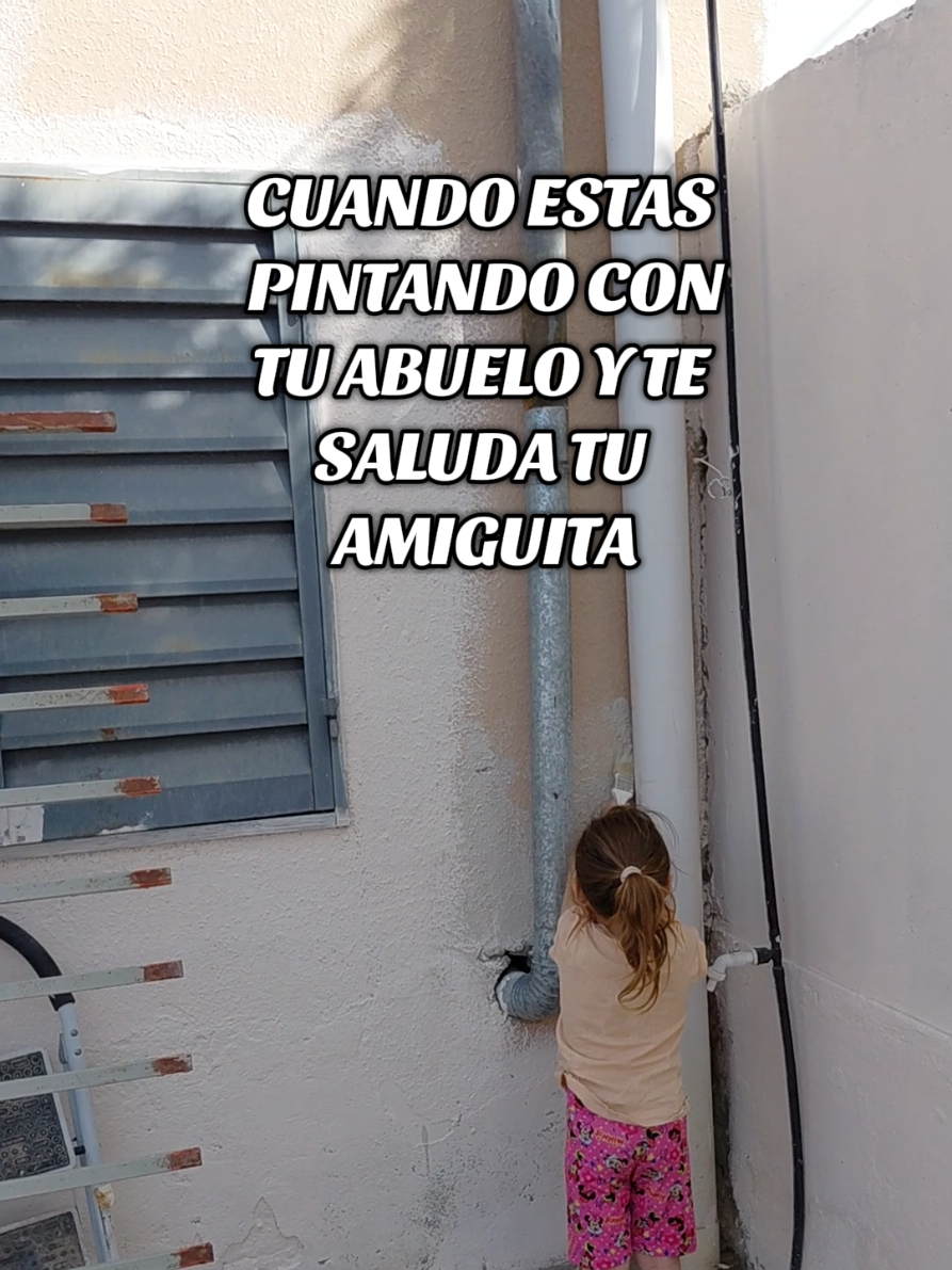 El abuelo traduciendo a la nieta 10/10 jaja #abuelosynietos #niños #mamaehija #pintar