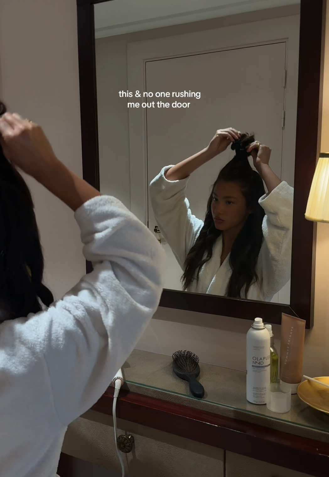 my secret to a perfect hair day = @Olaplex dry shampoo + @Oribe texturizing spray + @T3 Micro 1 1/14 curling iron 🤝 #grwm #hairtutorial #hairtok #hairstyle 