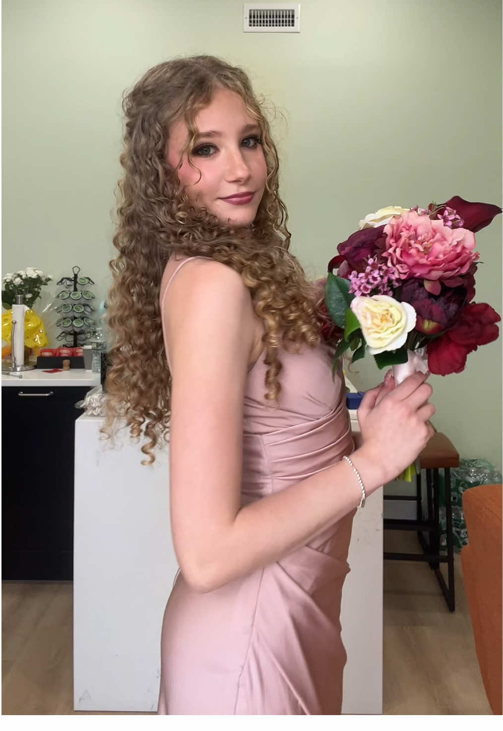 too old for a hoco transition so bridesmaid transition it is! #curlyhair #curls #fyp #foryoupage #blondecurls 