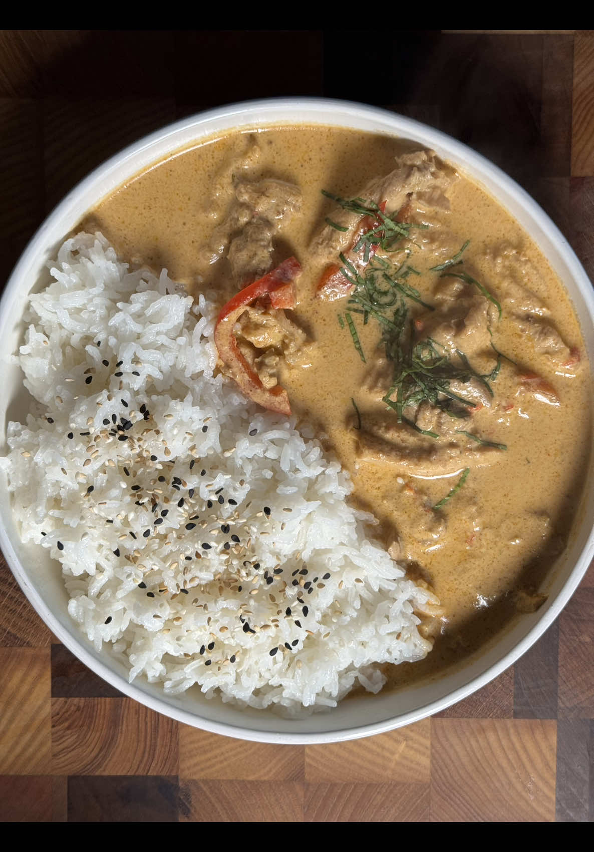 Pin & Eat  : Épisode 16 Thaïlande 🇹🇭 - Poulet Curry Panang  🍛🍗🥘 - Poulet  - Riz  - Poivron  - Piment  - Ail  - Oignon  - Pâte de crevette  - Poivre blanc  - Sauce poisson  - Sucre cassonade  - Lait de coco  - Galanga  - Citronnelle  - Cacahuètes  - Coriandre grain  #recetterapide #recette #food #curry #thailand 