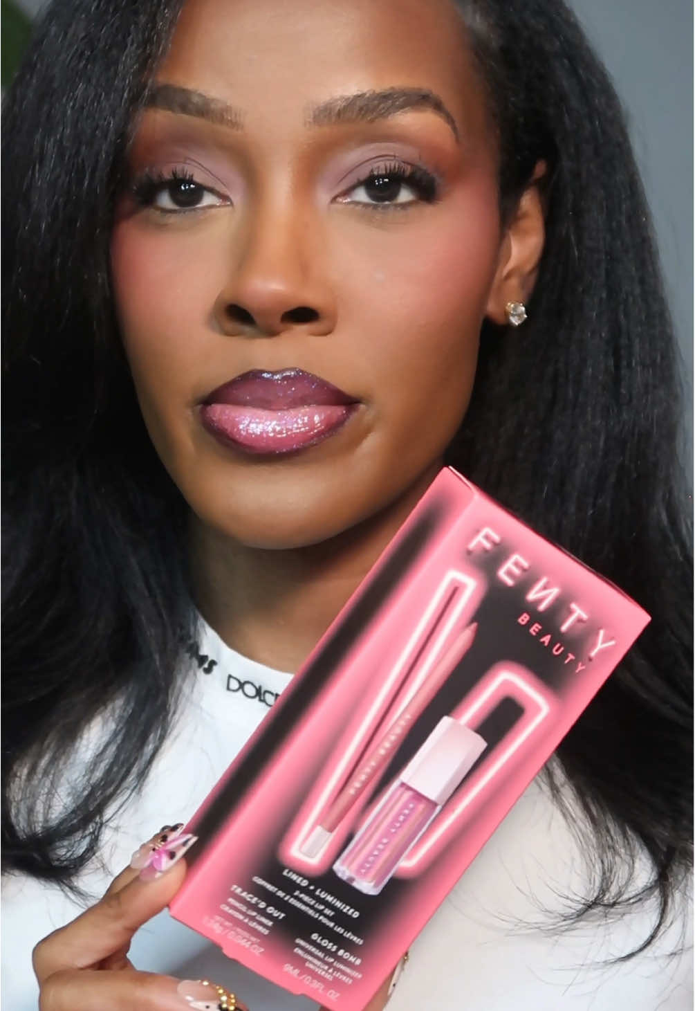 This @Fenty Beauty gloss bomb in Grape Splash is unreal🍇💦 #fentybeauty #fentyglossbomb #glitterlipgloss #viralmakeup #lipcombotutorial 