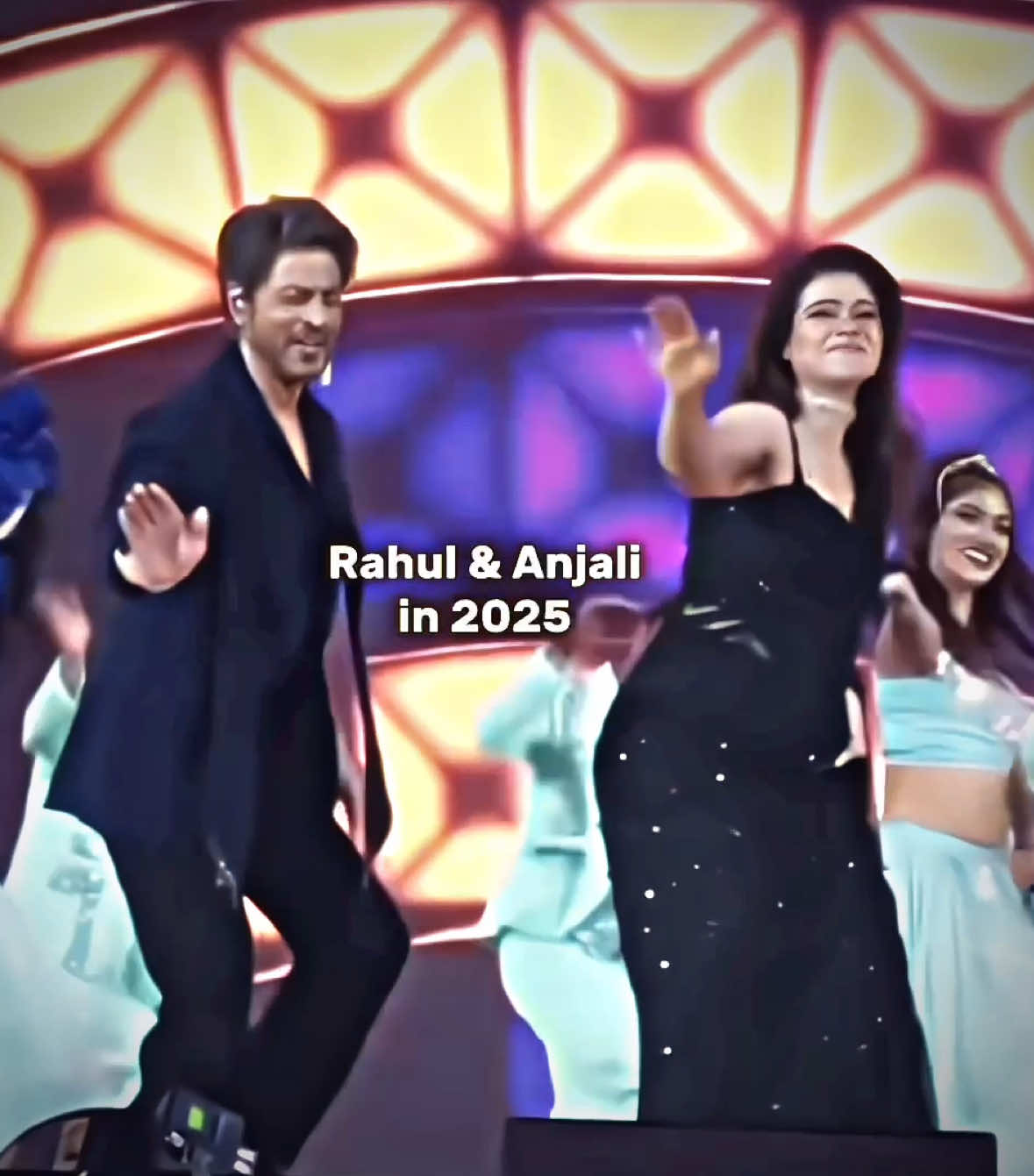 I'M CRYING😭🤍 | #shahrukhkhan #kajol #srkajol #bollywood #foryou | Video source: Filmfare Awards / Filmfare Official  