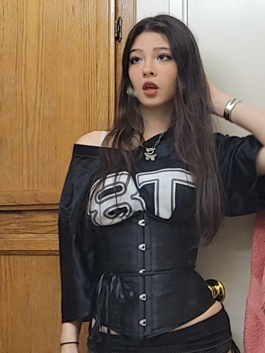 I have a confession... I mightve been so excited I saw her twice 😋 New outfit unlocked 🥳 #fyp #outfit #tatemcrae #misspossessivetour #outfitinspo 