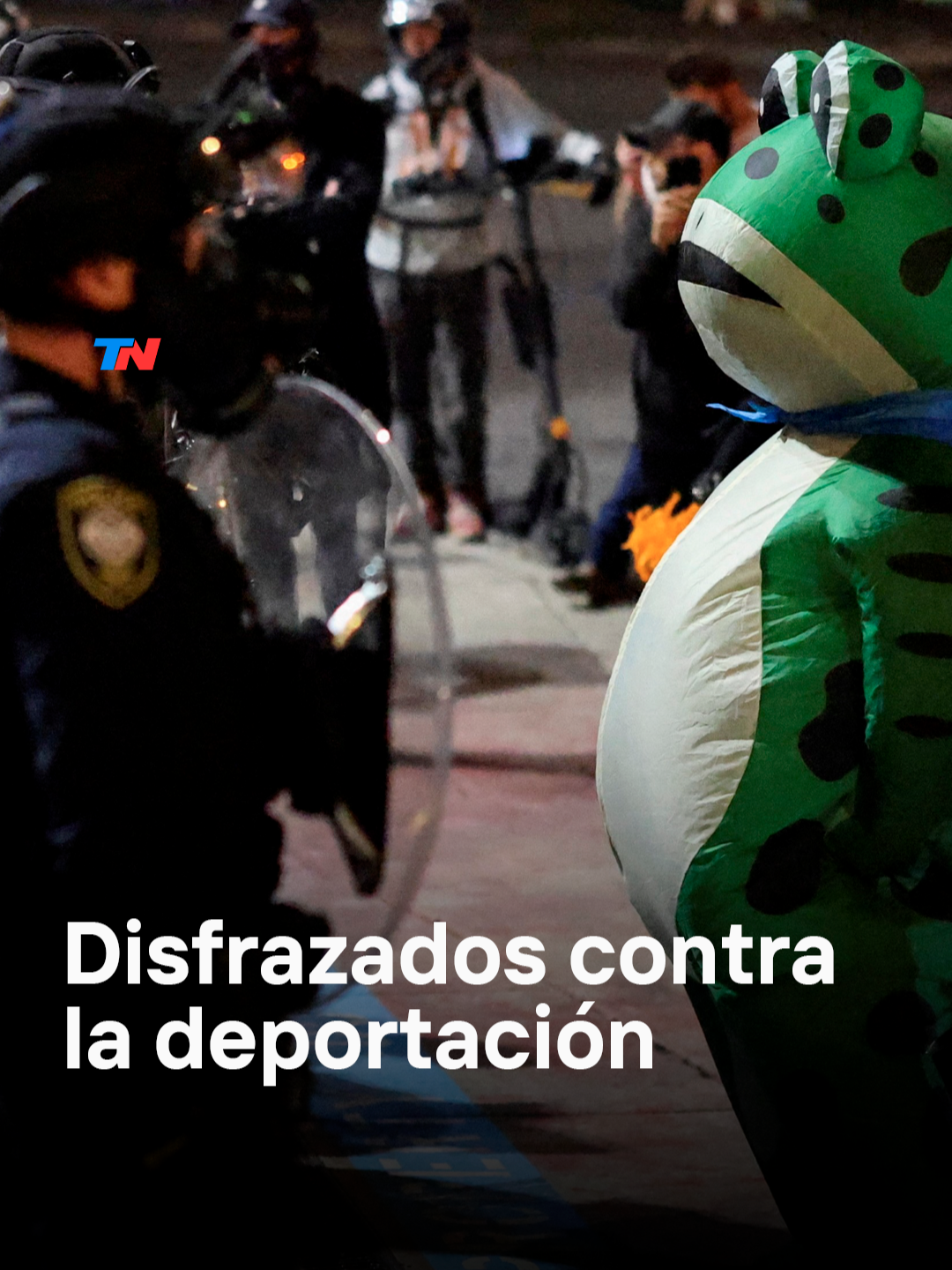 🐸 Manifestantes disfrazados de animales inflables protestaron frente a una sede del Servicio de Control de Inmigración y Aduanas de los Estados Unidos en Portland. Ranas, axolotes y tiburones marcharon junto a activistas para oponerse a la deportación masiva y a la declaración del gobierno de Trump que describe a la ciudad como una “zona de guerra”.