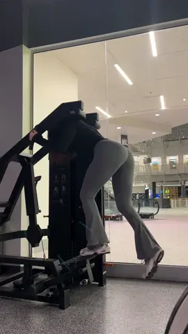 Nouvelle machine préférée pour le step up #stepup #gym #GymTok #montreal 