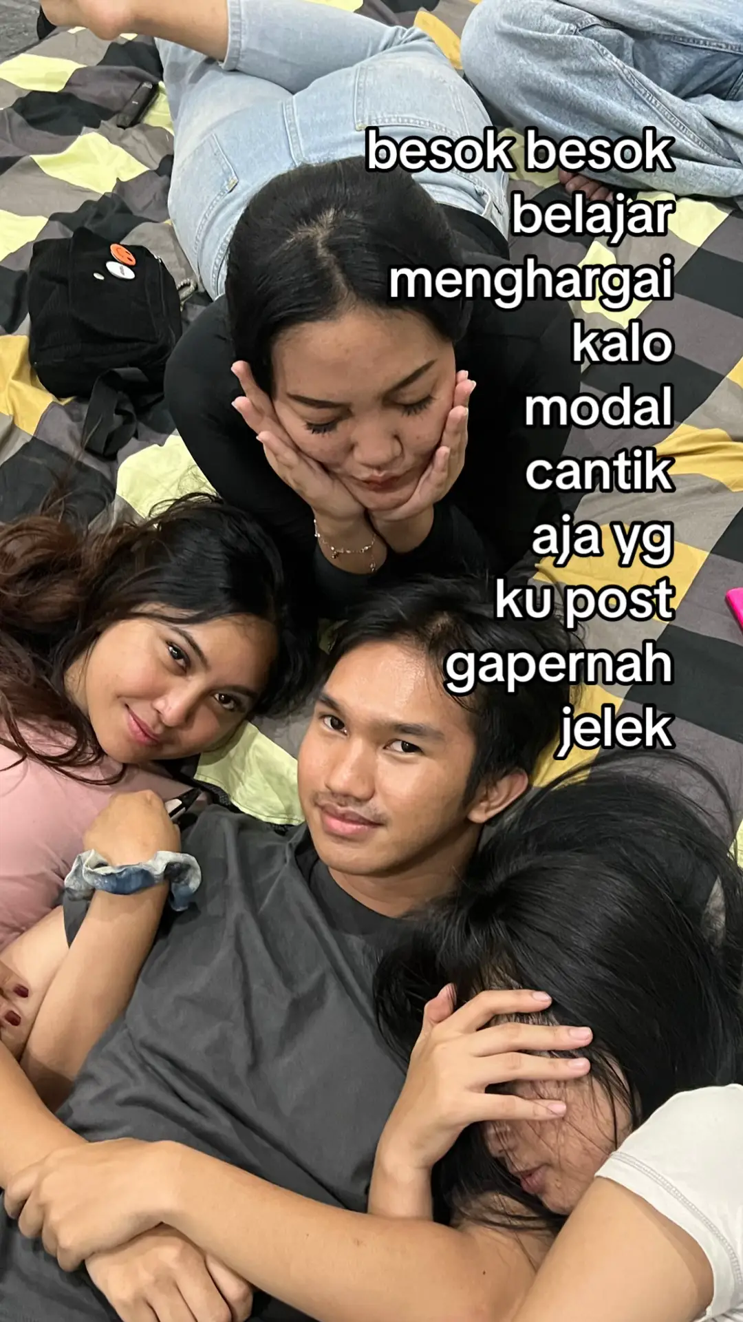 @hana selir no 1 @hes selir no 2 @alpiw’s selir no 3 (masih magang)