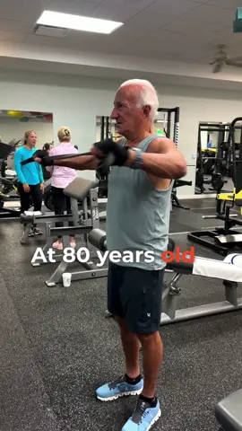 He’s 80 years old… and still crushes every workout 💪🔥 Ari trains 3x a week, never misses a session, and proves age is just a number 🙌 This is what discipline, movement, and joy look like at 80 ❤️ #StrongAt80 #NeverTooLate #HealthyAging #Motivation #GymLife   
