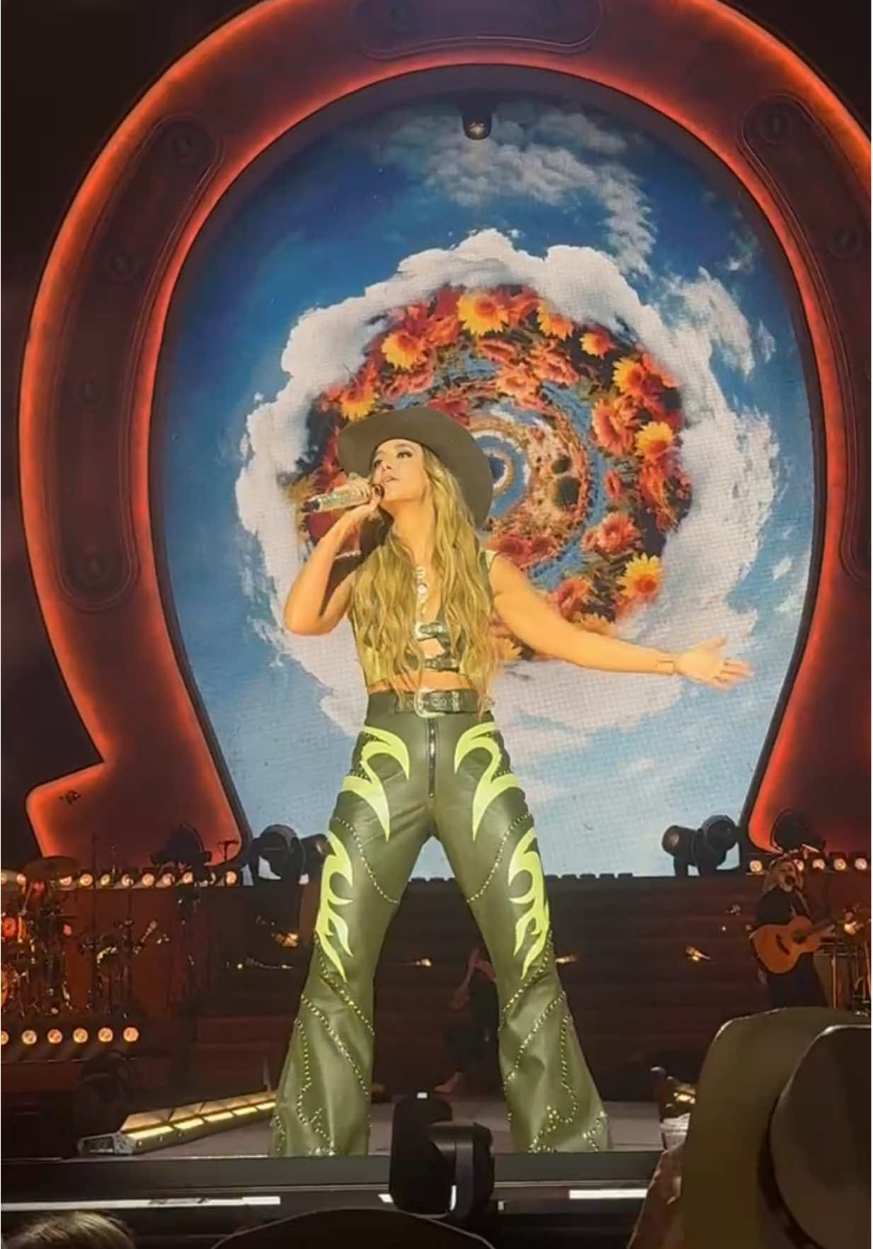 SUPERSTAR! 🤩 @Lainey Wilson performed for a SOLD OUT crowd at New York City's fame Madison Square Garden last night on her Whirlwind World Tour. #LaineyWilson #LaineyWilsonConcert #CountryMusic #WhirlwindWorldTour #laineywilsonmusic 