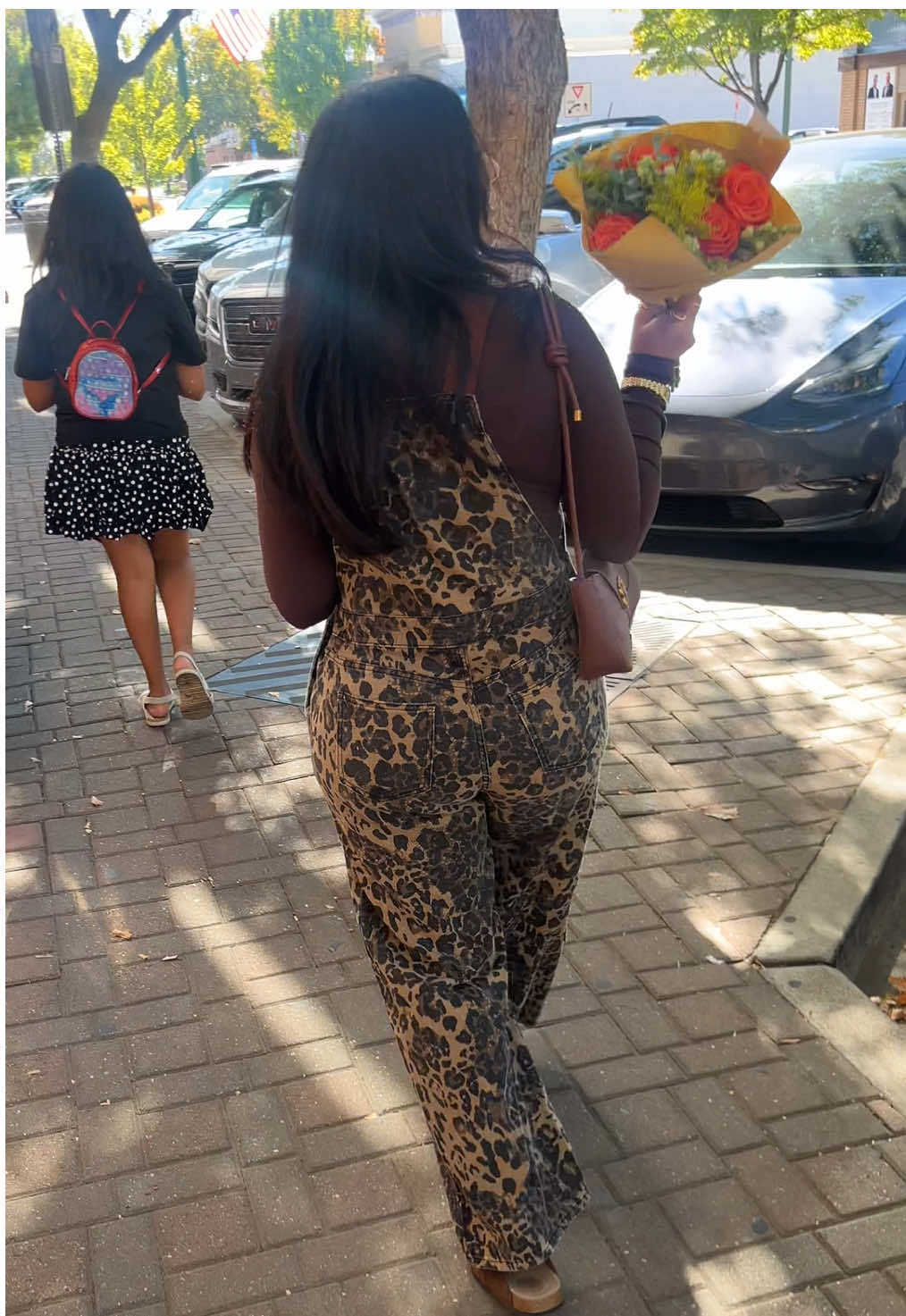 I got sooo many compliments on this overall 🐆 & these flowers are soooo beautiful 🌸🪻🌼 #ciderhaul #fallfashion #farmersmarket #OOTD #fashioninspo 