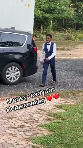 My boy growing up 😢😢❤️❤️ #Homecoming 