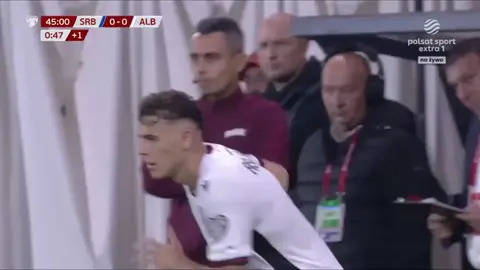 Arnavutluk, Sırbistan deplasmanında Rey Manaj’ın golüyle 1-0 öne geçti. Manaj, golün ardından Sırp tribünlerine dönerek çift başlı kartal sevinci yaptı. Bu sevinç, Arnavutluk bayrağındaki çift başlı kartalı temsil ediyor ve Arnavut kimliğini, ulusal gururu simgeliyor. Ancak siyasi bir anlam da taşıdığı için Manaj, bu hareketinin ardından sarı kartla cezalandırıldı.
