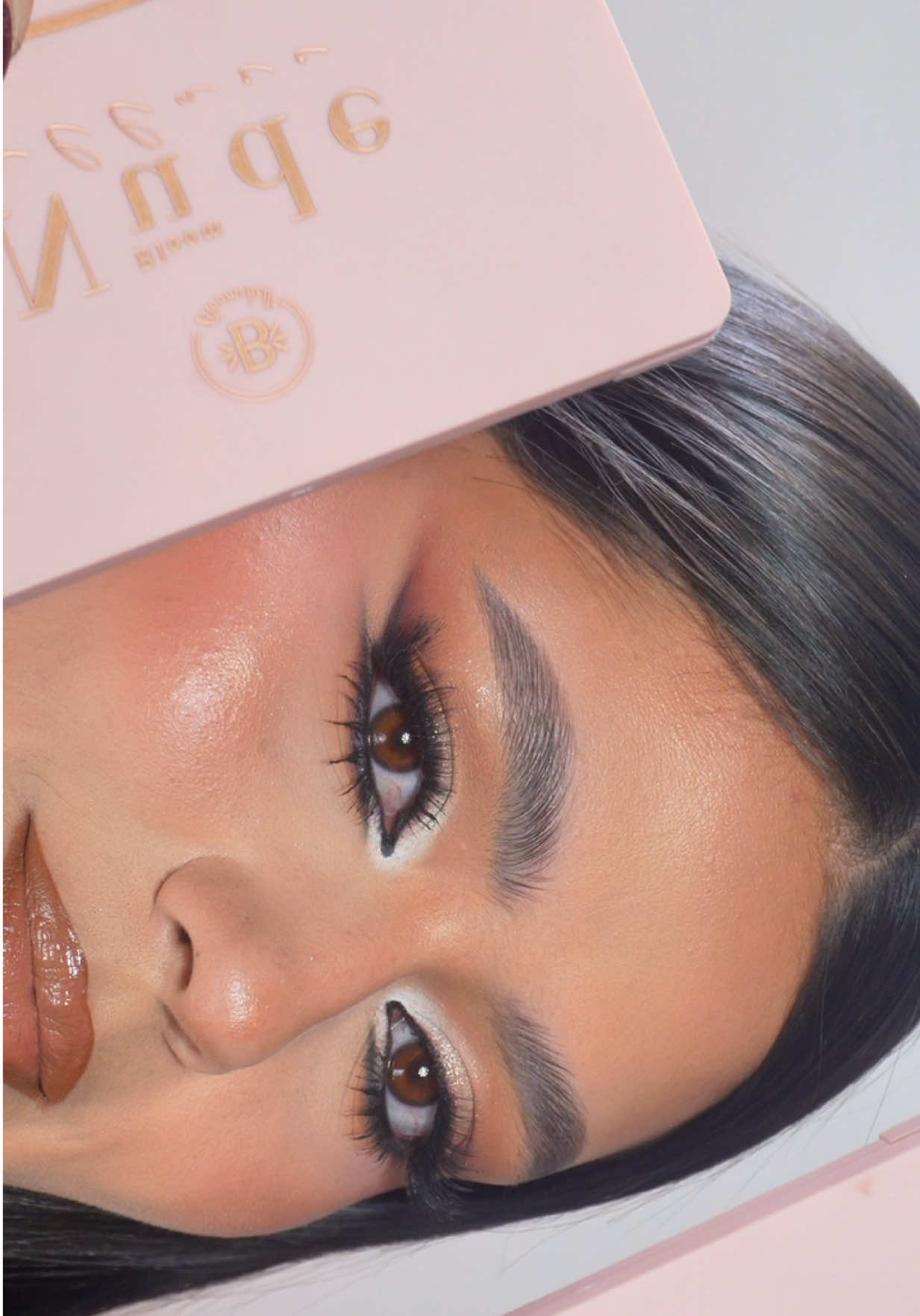 ✨ Sombras Nude Perfectas ✨ Las aliadas ideales para darle el toque perfecto a tu mirada. Lo mejor de todo: cuentan con tres tonos cremosos que se difuminan fácilmente y realzan tu belleza natural. 💖