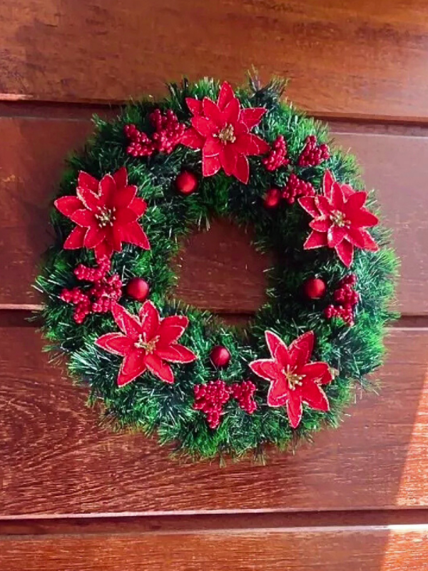 Guirlanda de Natal 38cm com flores artificiais vermelhas e brilho dourado. O toque que faltava pra sua decoração brilhar! Ela deixa sua porta no clima de Natal. ❤️ Acesso nos comentários ou nos Destaques 