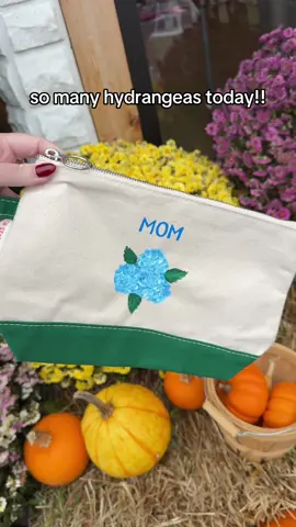 All about the hydrangeas today!!!  #artist #bagpainting #totebagpainting #livepainting #connecticutartist 