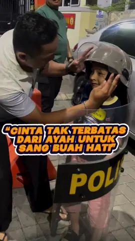 Cinta ayah tak terbatas ❤️ Seorang ayah datang ke Polres Gresik bukan untuk melapor, tapi menunaikan nazar atas prestasi anaknya. Mereka berdua ke kantor polisi—tempat cita-cita sang anak tumbuh. Bukti cinta tak selalu kata, tapi tindakan dan doa nyata. #PolresGresik #CintaAyah #NazarAyah #CitaCitaPolri #KisahMalamPolres 