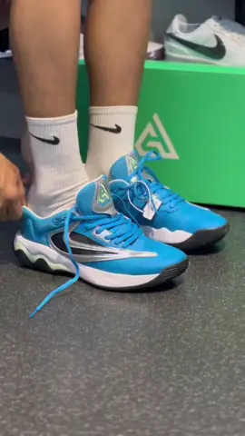 TÊNIS NIKE GIANNIS IMMORTALITY 3 VÔLEI ⚡ Conforto, amortecimento e explosão pra quem decide no alto. 🏐 Feito pra atletas que buscam leveza e estabilidade em cada salto. 🔥 👉 Garanta já o seu em: www.zenesports.com.br 📲 (65) 99809-6757 ✈️ FRETE GRÁTIS ✅ PARCELAMOS EM ATÉ 12x 💵 5% DE DESCONTO NO PAGAMENTO À VISTA 🎁 BRINDES EXCLUSIVOS 🔎 TAMANHOS DO 37 AO 47 🔒 ENTREGA GARANTIDA OU O SEU DINHEIRO DE VOLTA #volei #volei #nikevôlei #vôleibrasil #voleibol 