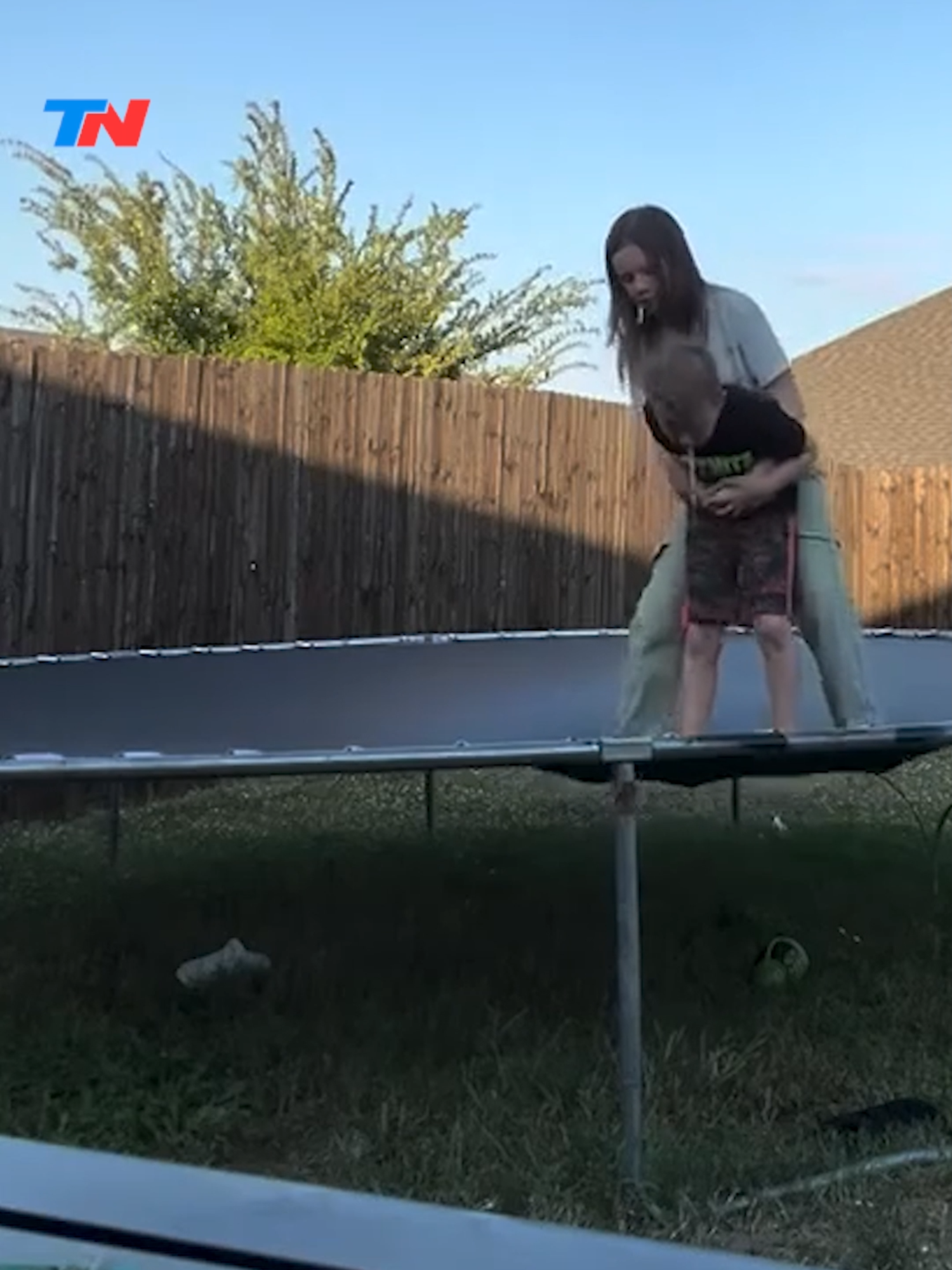 Un momento de juego en una casa en Texas, Estados Unidos, estuvo a punto de terminar en tragedia cuando Logan, un nene de siete años, comenzó a atragantarse con un caramelo.  Sin embargo, la rápida intervención de Lia, de apenas diez años, cambió por completo el desenlace: aplicó la maniobra de Heimlich y logró salvarle la vida. La nena había aprendido el procedimiento de primeros auxilios gracias a su mamá.