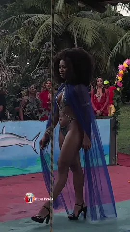 A modelo Jaiane Freitas desfilando no concurso de beleza Garota Verão Cabo Verde 2025