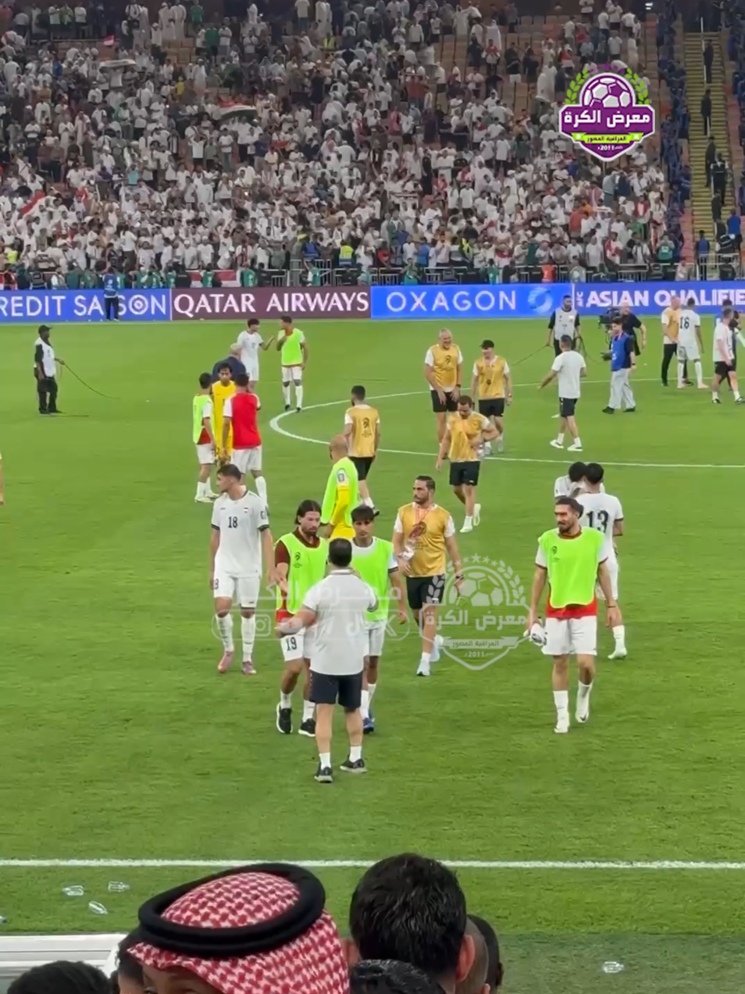 خروج لاعبي منتخبنا الوطني وسط فرحة كبيرة بعد الفوز على إندونيسيا بهدف. #العراق #fyp #iraq