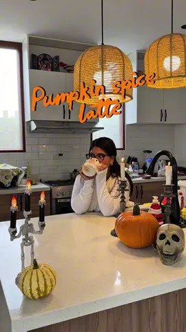 Pueden reemplazar la leche normal por leche de coco si no quieren incomodar a su estómago🧡👻   🎃Pumpkin spice: •Canela en polvo •Jengibre en polvo •Clavo molido •Pimienta de jamaica molida  •Nuez moscada molida #spookyseason #halloween #pumpkinspice #pumpkinspicelatte 