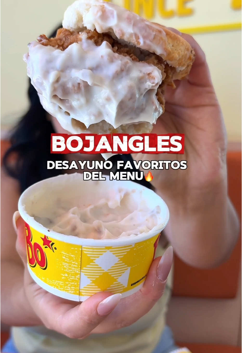 Nada como un biscuit caliente para empezar el día. 🧡  @Bojangles   #bojanglespartner #itsbotime #bojangle 