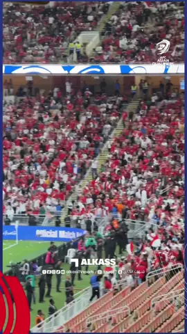 🎥 شوف | غضب جماهير #اندونيسيا من قرارات الحكم ورمي قوارير المياه ، وكابتن الفريق يطلب من الجماهير المسانده  #قنوات_الكاس  #منصة_شوف  #تصفيات_كأس_العالم2026 