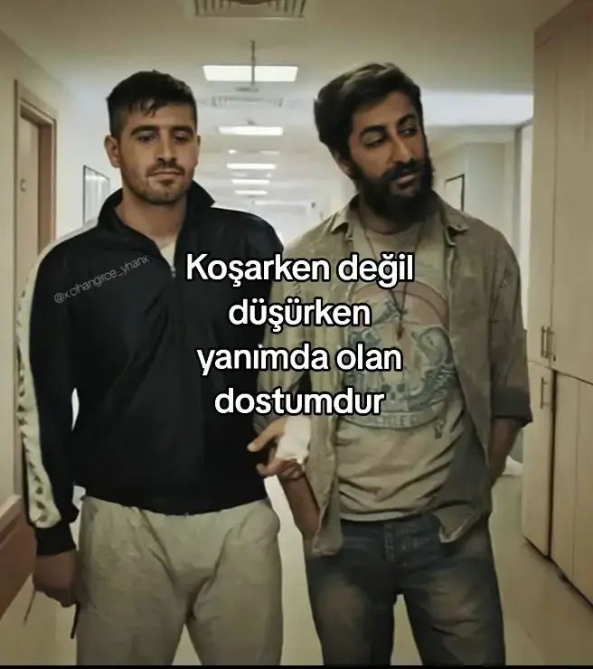 “Sıfır Bir” dizisindeki Cio karakterini oynayan Cihangir Ceyhan hakkında bazı bilgiler şöyle: 🔍 Temel Bilgiler BilgiDetayDoğum Tarihi15 Ekim 1989 Doğum YeriAdana Aile KökeniBaba tarafından Elazığlı; anne tarafından Diyarbakırlı Fiziksel ÖzellikleriBoy ≈ 1,77-1,78 m; kilo ≈ 75 kg EğitimAnadolu Üniversitesi Açıköğretim Fakültesi İşletme Bölümü mezunu; İstanbul’da kamera önü oyunculuk eğitimi almış  🎭 Oyunculuk Kariyeri İlk önemli çıkışı Sıfır Bir Adana dizisinde “Cio / Cio Baba” karakteriyle oldu.  Sonrasında Çukur dizisinde “Azer Kurtuluş” karakteriyle öne çıktı.  Diğer projeleri arasında Alev Alev, Camdaki Kız gibi diziler var.  İstersen daha güncel projeleri veya özel hayatıyla ilgili bilgiler de verebilirim?