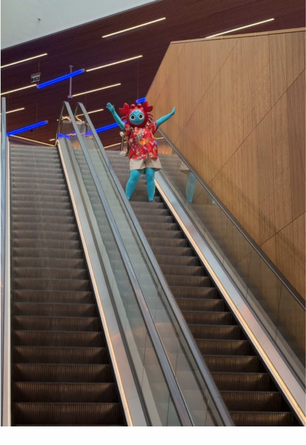 You load into the lobby and see HER APPROACHING… What do you do? @🔪AGGRO CRAB🦀 @Landfall #peakgame #peak #peakcosplay 