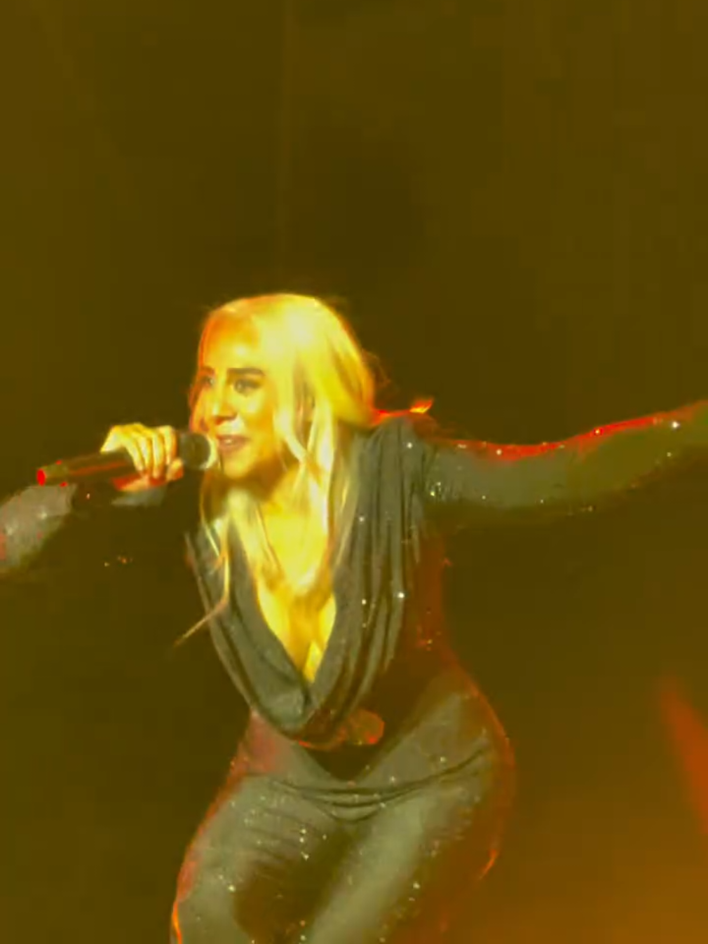 @Mónica Naranjo canta #Sacrificio en #Sevilla con su #GreatestHitsTour 