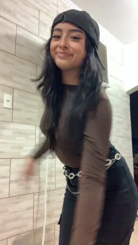 Dane-se q travou o inicio, minha irmãzinha dançou no final 