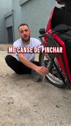 LA SOLUCIÓN ES STOP FLAT @stopflatok  Con este producto de látex líquido queda comprobado que pinchar no va a ser un impedimento para llegar a Ushuaia y en un viaje de este tipo, te da una gran tranquilidad viajar con STOP FLAT 💪🏽 Gracias @stopflatok y todo su equipo por el apoyo en esta aventura❤️ #motoviajeros #motovlog #pinchadura #hondawave #stopflat 