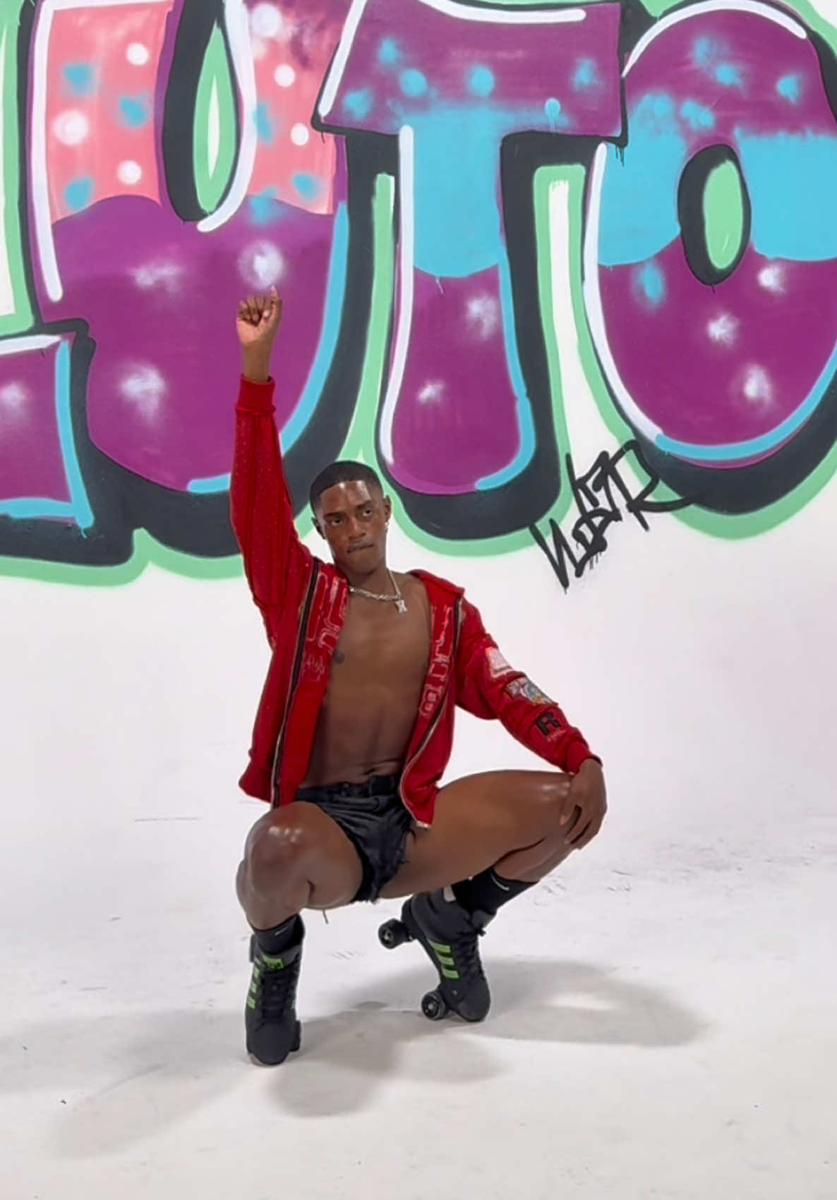 When @plutonotdabrattt asked me to SKATE yk I had to show tf out! 😝 #PLUTOWALK Congratulations on the release of your new album! #PLUTOWORLD 🪐 #laronbest #rollerskating #dance 