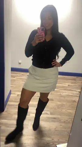 Getting dressed for work has been fun lately. Never imagined the self confidence I’d get back after losing weight and watching my body change in the smallest ways from working out. ✨#weightlossmotivation #OOTD #millennial #officeootd #workingmom 