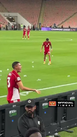 Momen Jay Idzes Tenangkan Supporter Yang Melempar Botol Saat Laga Timnas Indonesia Melawan Iraq 🔥🦅🇮🇩  #timnasindonesia #kualifikasipialadunia2026 #fyp #masukberanda 