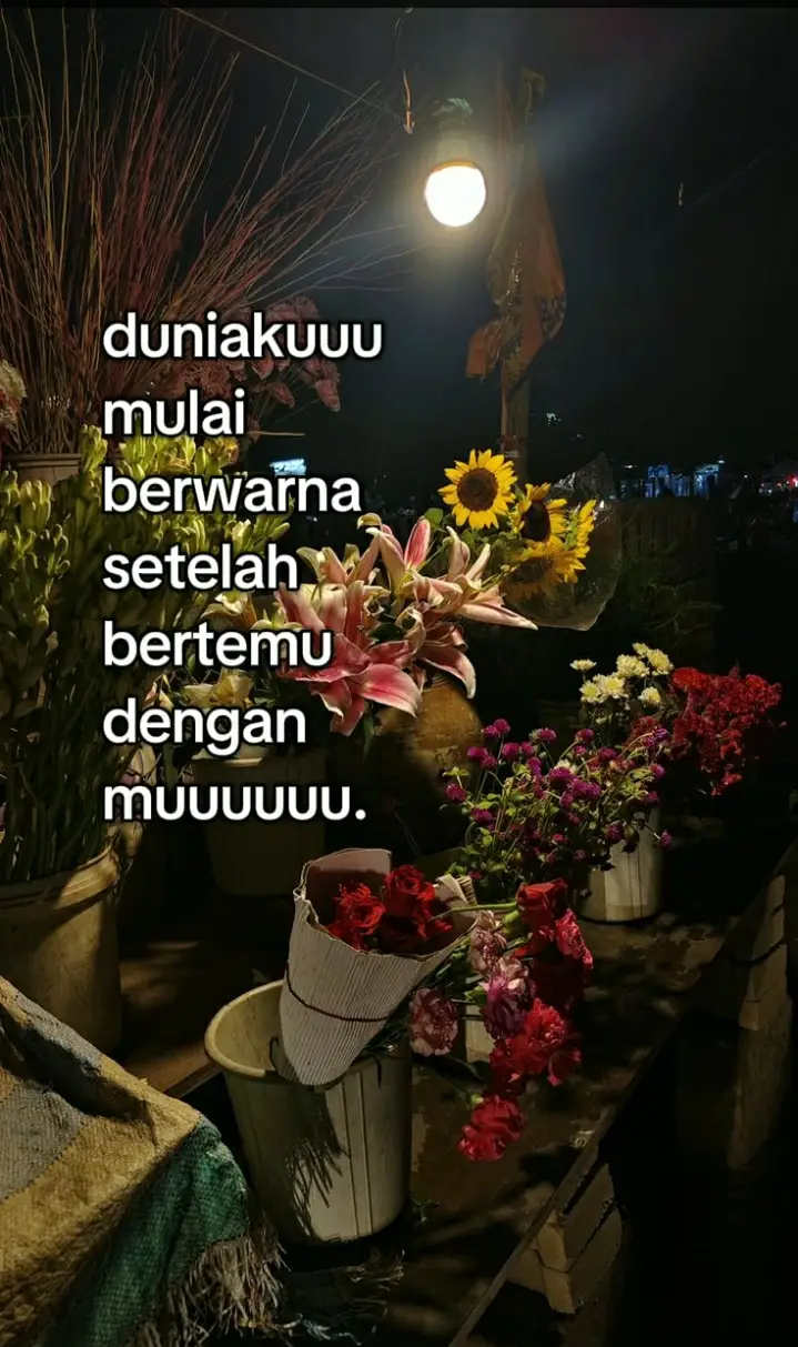📑 *Bahan-bahan:* - 2 cangkir nasi putih (lebih baik nasi kemarin) - 1 sendok makan minyak goreng - 2 siung bawang putih, cincang - 1 siung bawang merah, cincang - 1 telur, kocok lepas - 1/2 sendok teh garam - 1/4 sendok teh merica bubuk - 1 sendok makan kecap manis (opsional) - Bahan tambahan (opsional): - Daging ayam, sapi, atau seafood - Sayuran (wortel, buncis, dll.) *Cara membuat:* 1. *Panaskan minyak*: Panaskan minyak goreng dalam wajan dengan api sedang. 2. *Tumis bawang*: Tumis bawang putih dan bawang merah hingga harum. 3. *Tambahkan telur*: Tambahkan telur kocok dan orak-arik hingga matang. 4. *Tambahkan nasi*: Tambahkan nasi putih dan aduk rata dengan telur dan bawang. 5. *Tambahkan garam dan merica*: Tambahkan garam dan merica bubuk, aduk rata. 6. *Tambahkan kecap manis*: Tambahkan kecap manis jika menggunakan, aduk rata. 7. *Tambahkan bahan tambahan*: Tambahkan bahan tambahan jika menggunakan, aduk rata. 8. *Sajikan*: Sajikan nasi goreng dengan taburan bawang goreng atau irisan daun bawang. *Tips:* - Gunakan nasi kemarin untuk mendapatkan hasil yang lebih baik. - Jangan lupa untuk mengaduk nasi goreng secara merata agar tidak gosong. - Anda dapat menyesuaikan bahan tambahan dengan selera Anda. #fyp#nasgor#4u#kata#foryou 