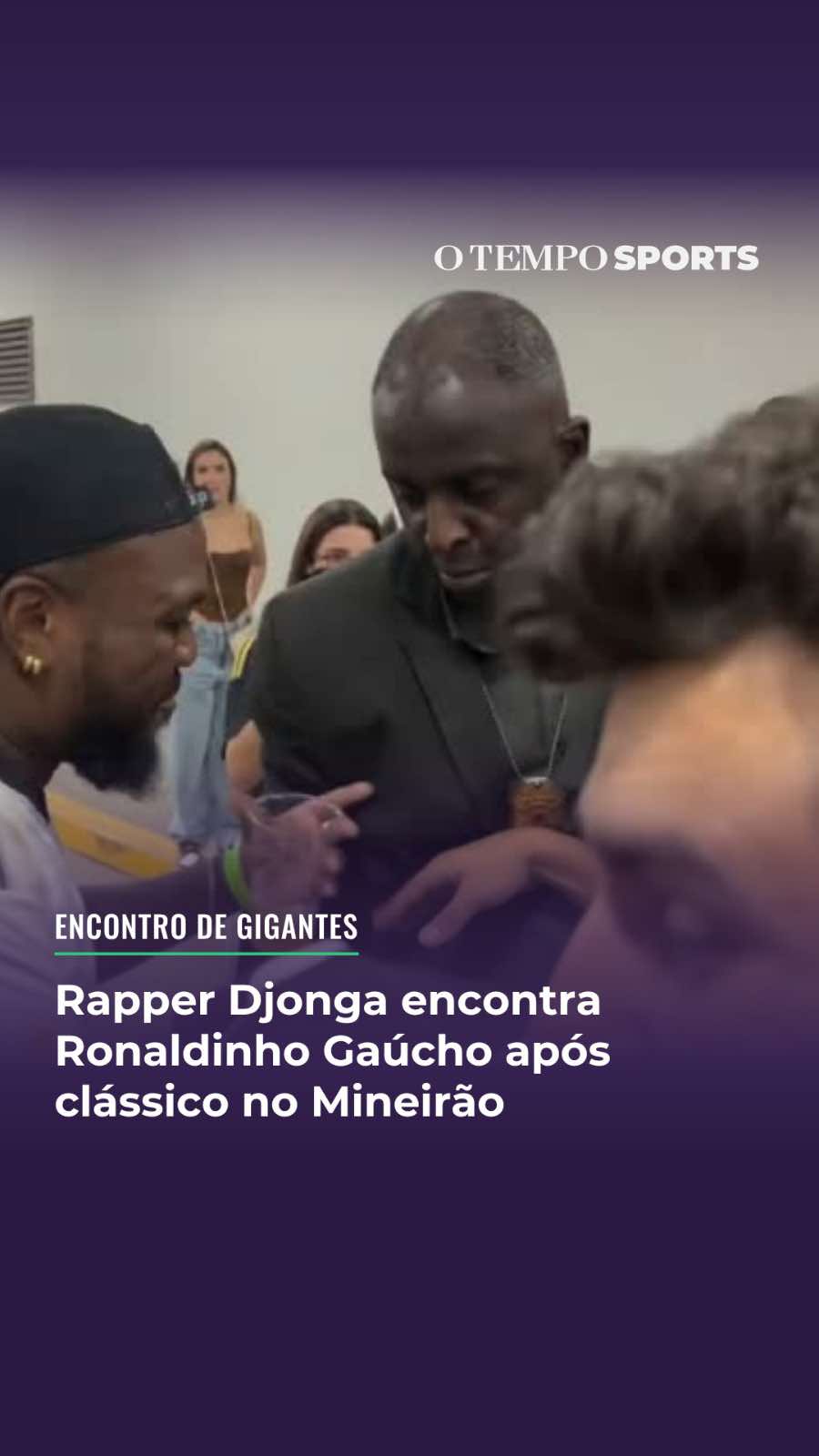 ENCONTRO LENDÁRIO 🌟 - O Desafio de Gigantes no Mineirão, que reuniu ídolos de Atlético e Cruzeiro neste sábado (11), rendeu emoções dentro e fora de campo. Um dos momentos mais marcantes foi o encontro entre o rapper Djonga e o ídolo atleticano Ronaldinho Gaúcho. O jogo festivo, que terminou com a vitória do time de Ronaldinho sobre a equipe de Alex por 3 a 2, foi um verdadeiro show. Os craques não economizaram nos dribles, brincadeiras e lances de efeito, proporcionando uma partida de muita emoção para o público presente. Após a vitória, o rapper, que é torcedor fanático do Atlético, fez questão de ir ao encontro do ídolo alvinegro para um momento de tietagem e admiração mútua. O registro do encontro entre os dois 