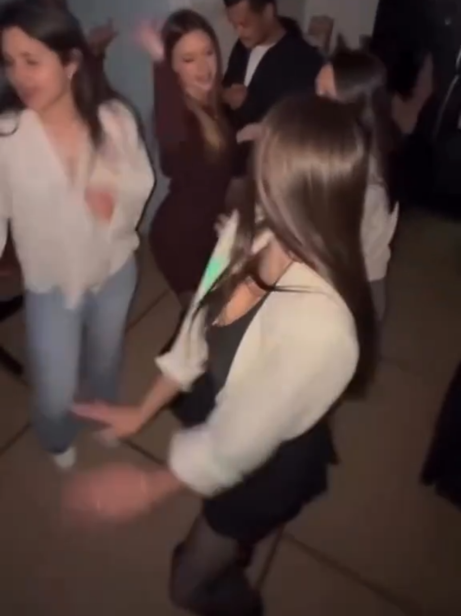 Es una perra en calor 😂🐩 #perro #dance #sigueme❤️ 