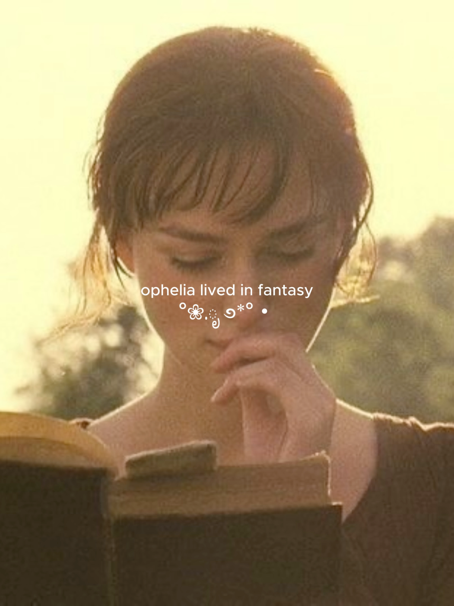 reading to escape reality🙂‍↕️ #thefateofophelia #bookish #reading #taylorswift #fantasybooks #BookTok #books #romantasy #fantasybooktok #fantasy #romantasybooks #bookedits #thelifeofashowgirl #readinglist #booktokfyp #romance #romancebooks #thrillerbooks #fictionalcharacters #escapism
